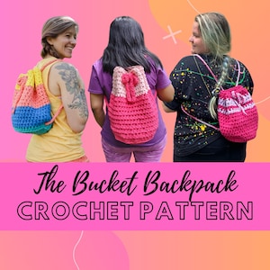 Peut inclure: Trois personnes portent des sacs à dos en crochet en forme de seau. Les sacs à dos sont de différentes couleurs, notamment rose, bleu et jaune. Le texte "The Bucket Backpack CROCHET PATTERN" est affiché en bas de l'image.