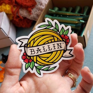 Sticker vinyle tatouage fil Ballin, cadeau crocheteur, sticker pour ordinateur portable fibre crochet et tricot, vie de tricoteur et crochet, bas de Noël