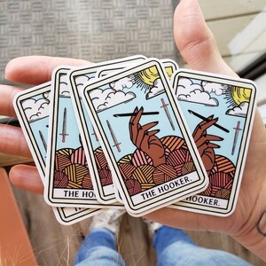 Grappig Haken De Hooker Tarot Kaart Vinyl Sticker, Haaker Cadeau, Haken Leven Hooker Laptop Stickers, Kous Stuffer Stuffer