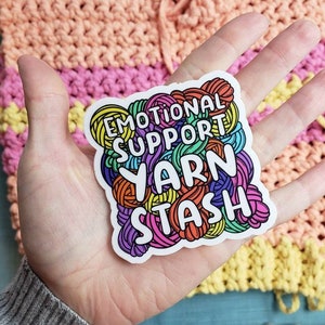 Emotionele ondersteuning Yarn Stash Vinyl Sticker, Funny Crochet and Knit Life laptopstickers, uniek cadeau voor haker en breister