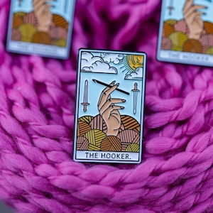 Pin de esmalte de carta de tarô de crochê engraçado, presente de crochê engraçado, broche de vida de crochê, presente para crochê, enchimento de meia
