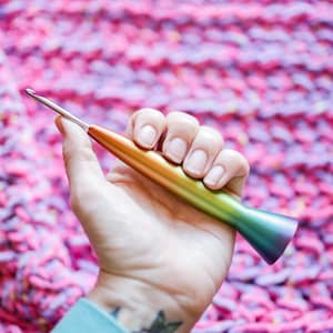 Ergonomic Rainbow Ombre Crochet Hook, 3D Printed Hybrid Crochet Hook, Tapered Style Metal Crochet Hook, Gift for crocheter 3.75mm Bates/Inline