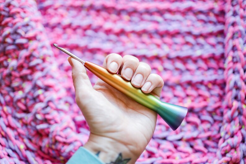 Ergonomic Rainbow Ombre Crochet Hook, 3D Printed Hybrid Crochet Hook, Tapered Style Metal Crochet Hook, Gift for crocheter 3.75mm Bates/Inline