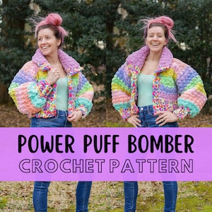Può includere: Una giacca bomber in crochet arcobaleno con chiusura a zip. Il testo "POWER PUFF BOMBER CROCHET PATTERN" è visualizzato su uno sfondo viola.