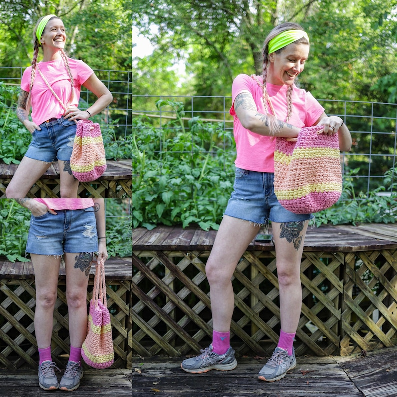 Puede incluir: Una mujer con una camisa rosa, pantalones cortos de mezclilla y una diadema amarilla ne&oacute;n est&aacute; sosteniendo una bolsa de crochet con rayas rosas, amarillas y naranjas. Est&aacute; de pie frente a una valla de madera con plantas verdes detr&aacute;s.