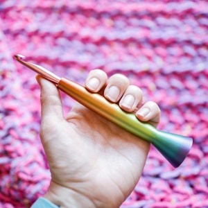 Ergonomic Rainbow Ombre Crochet Hook, 3D Printed Hybrid Crochet Hook, Tapered Style Metal Crochet Hook, Gift for crocheter 8mm Susan Bates