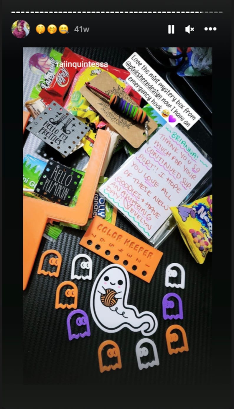 Puede incluir: Una peque&ntilde;a caja misteriosa llena de golosinas con tem&aacute;tica de Halloween, que incluyen dulces, un gancho de ganchillo y una nota escrita a mano que dice "BRIANNA! THANK YOU SO MUCH FOR YOUR CONTINUED SUP. PORT!! I HOPE YOU LOVE ALL OF THESE NEW GOODIES + HAVE AN AMAZING DAY! VEVELYN".