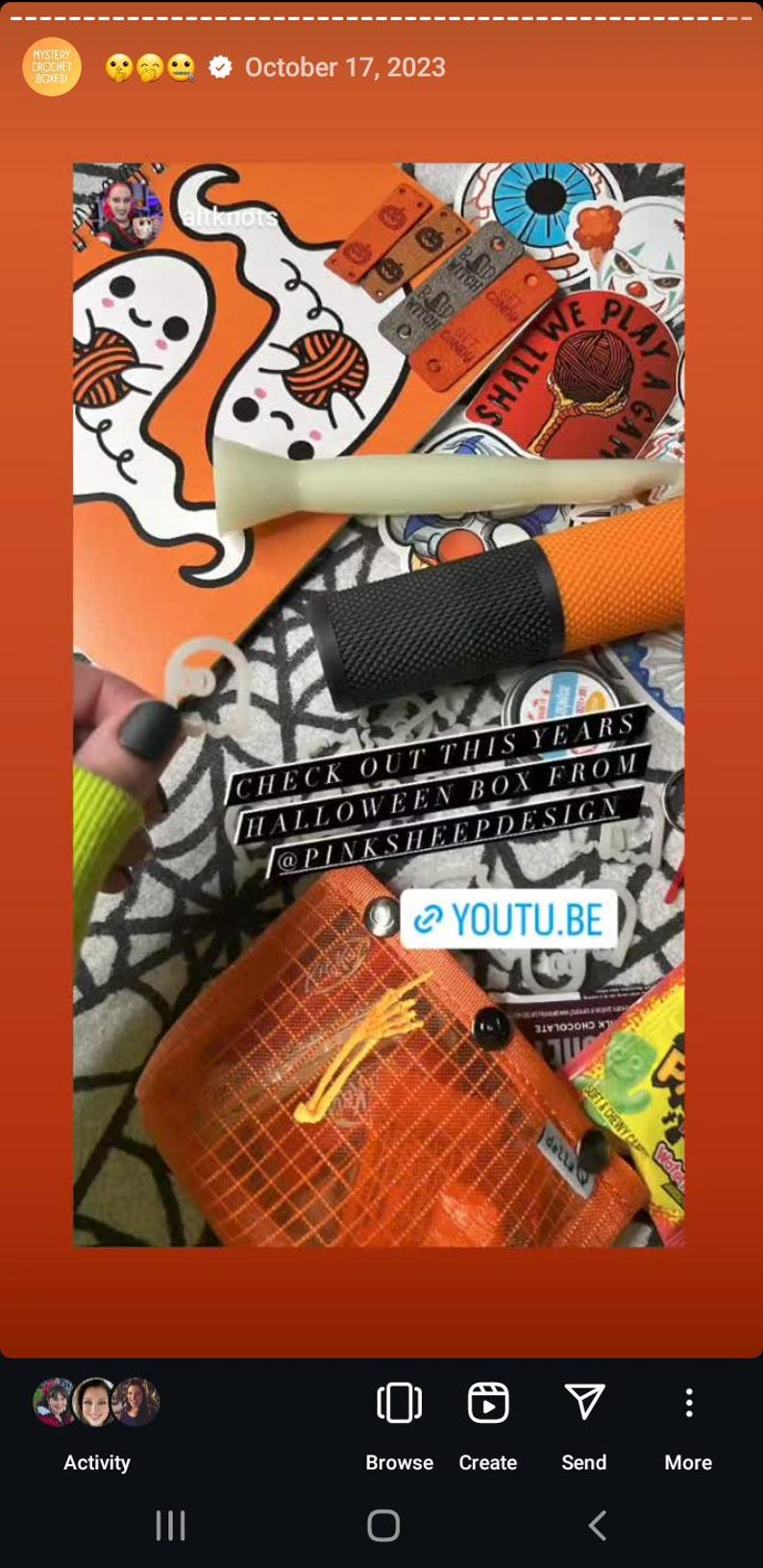 Puede incluir: Primer plano de una caja con tem&aacute;tica de Halloween con una variedad de art&iacute;culos, que incluyen una pegatina con forma de fantasma, un tee de golf, un cilindro negro y naranja y una peque&ntilde;a bolsa de malla naranja. El texto "CHECK OUT THIS YEARS HALLOWEEN BOX FROM @PINKSHEEPDESIGN" es visible en la caja. El texto "YOUTU.BE" tambi&eacute;n es visible.