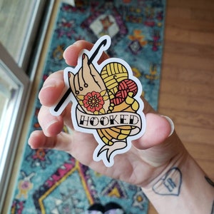 Grappige haak verslaafd tattoo flash geïnspireerd vinyl sticker, Crocheter cadeau, haken Life Hooker laptop stickers, kous Stuffer
