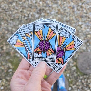 Der Meister des Garns Tarot Aufkleber, Lustiger Garn Faser Aufkleber, Häkeln und Stricken Life Laptop Aufkleber, Geschenk für Stricker oder Häkelin