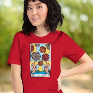 Camiseta unisex de manga corta de lona con la carta del Tarot de The Collector, regalo divertido para crocheteros y tejedores. Tarot de lana.