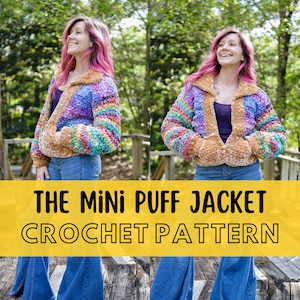 Op de afbeelding: Een vrouw draagt een kleurrijk gebreid mini-pufferjack met een bruine imitatiebontvoering. Het jack heeft een ritssluiting en zakken. De tekst "THE MINI PUFF JACKET CROCHET PATTERN" wordt weergegeven op een gele banner.