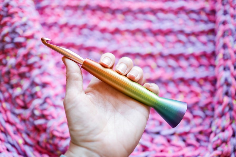 Ergonomic Rainbow Ombre Crochet Hook, 3D Printed Hybrid Crochet Hook, Tapered Style Metal Crochet Hook, Gift for crocheter 10mm Susan Bates