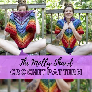 Op de afbeelding: Een vrouw draagt een regenbooggebreide sjaal en zit op een houten dek. De tekst "The Molly Shawl CROCHET PATTERN" wordt weergegeven op een paarse achtergrond.