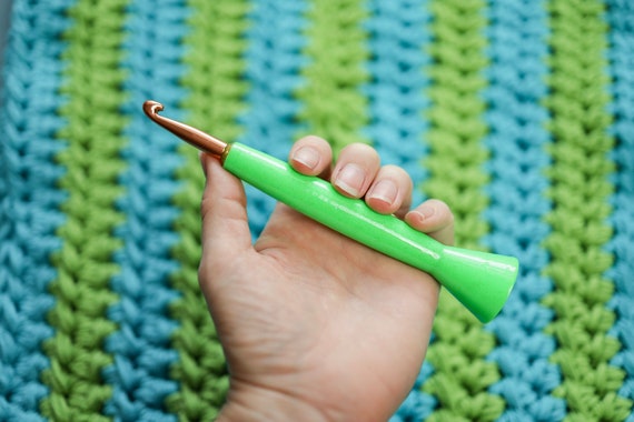 8mm Ergonomic Crochet Hook, 3D Printed Hybrid Tapered Boye Crochet Hook,  Neon Green Glitter Edition, Gift for Crocheter 