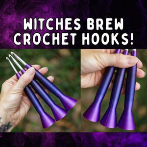 Op de afbeelding: Drie metallic paarse haaknaalden met zilverkleurige metalen punten. De handvatten hebben een uitlopende basis en een glad, taps toelopend ontwerp. De tekst WITCHES BREW CROCHET HOOKS! staat in witte letters op een paarse rookachtergrond.