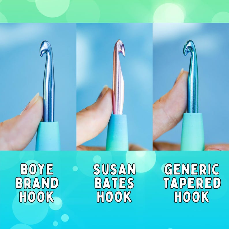 Może przedstawiać: Zbliżenie na trzy szydełka r&oacute;żnych marek: Boye Brand Hook, Susan Bates Hook i Generic Tapered Hook. Każde szydełko jest trzymane przez rękę i ma inny kolor.