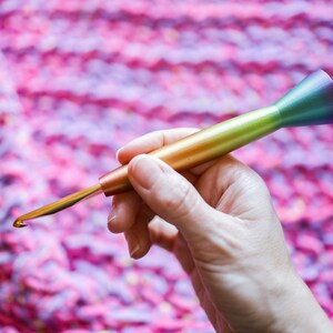 Ergonomic Rainbow Ombre Crochet Hook, 3D Printed Hybrid Crochet Hook, Tapered Style Metal Crochet Hook, Gift for crocheter image 5