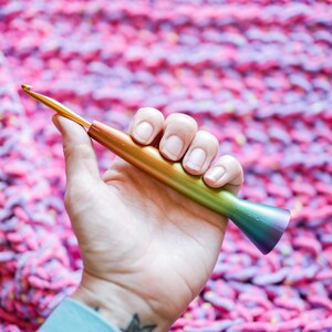 Ergonomic Rainbow Ombre Crochet Hook, 3D Printed Hybrid Crochet Hook, Tapered Style Metal Crochet Hook, Gift for crocheter 6mm Bates/Inline