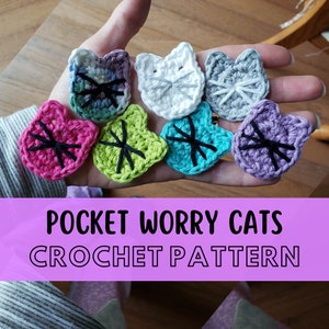 Puede incluir: Una mano sosteniendo siete formas de gato tejidas a crochet en varios colores, incluyendo rosa, verde, azul, morado y blanco. Los gatos tienen hilo negro para los ojos y los bigotes. El texto "Pocket Worry Cats Crochet Pattern" se muestra debajo de los gatos.