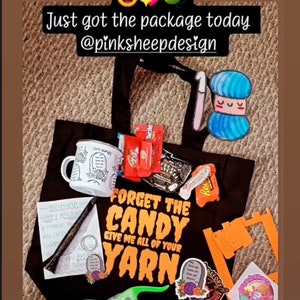 Puede incluir: Una bolsa de tela negra con el texto "Forget the Candy Give me all of your Yarn" en naranja y negro. La bolsa est&aacute; llena de hilo, una taza, dulces y otros materiales de artesan&iacute;a.