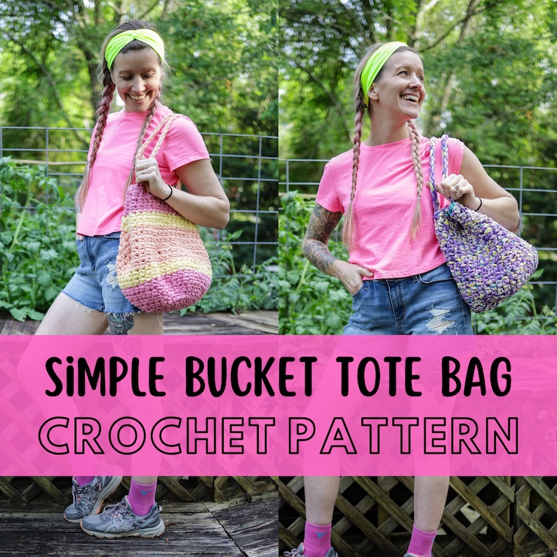 Puede incluir: Dos personas con camisas rosas y pantalones cortos de mezclilla sostienen bolsas de mano de cubo de ganchillo. Las bolsas est&aacute;n hechas con hilo de colores. El texto "SIMPLE BUCKET TOTE BAG CROCHET PATTERN" se muestra sobre un fondo rosa.