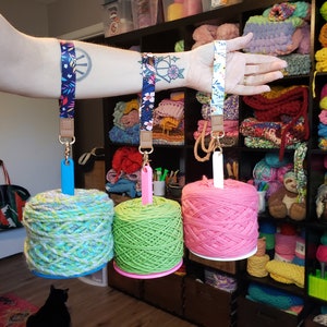 Portahilos portátil, dispensador de hilo para colgar en la muñeca, regalo para crocheters