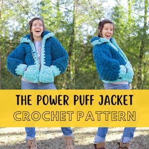 Puede incluir: Una mujer lleva una chaqueta de punto de color azul y turquesa con capucha. La chaqueta tiene una textura esponjosa y el texto "THE POWER PUFF JACKET CROCHET PATTERN" se muestra sobre un fondo amarillo.