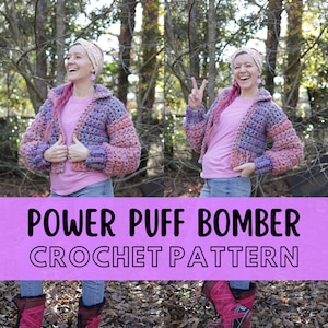 Puede incluir: Una mujer lleva una chaqueta bomber de crochet rosa y morada con una camiseta rosa y pantalones vaqueros azules. La chaqueta tiene un punto de puff texturizado. El texto "POWER PUFF BOMBER CROCHET PATTERN" se muestra sobre un fondo rosa.