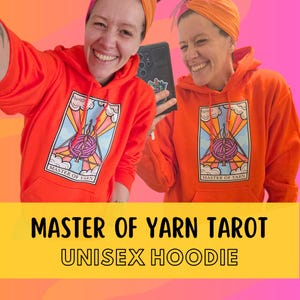 Sudadera con capucha de crochet y tejido con la carta del Tarot de Master of Yarn: un divertido regalo de broma para artesanos.