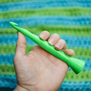 10mm Ergonomic Crochet Hook, 3D Printed Jumbo Crochet Hook, Neon Green Sparkle Edition, gift for crocheter