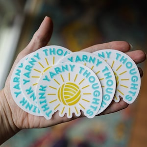 Sticker Think Yarny Thoughts, sticker art fibre artistique en vinyle, sticker tricoteuse au crochet, sticker laine drôle, cadeau au crochet, cadeau de tricoteuse