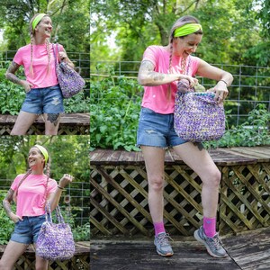 Puede incluir: Una mujer con una camisa rosa, pantalones cortos de mezclilla y una diadema amarilla ne&oacute;n sostiene una bolsa de mano de crochet de color morado y blanco. La bolsa est&aacute; llena de hilo.