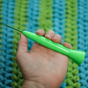 3.125mm Ergonomic Crochet Hook, 3D Printed Hybrid Tapered Style Boye Metal Hook, Neon Green Glitter Edition, Gift for crocheter