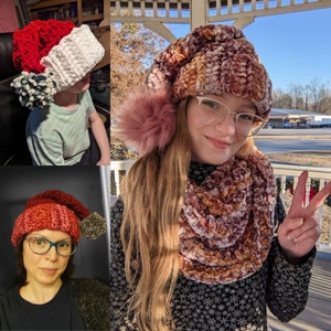 Op de afbeelding: Een vrouw draagt een roze en bruine gebreide muts en bijpassende sjaal. De muts is slouchy en de sjaal is een lange oneindige stijl. De vrouw draagt een bril en heeft lang bruin haar.