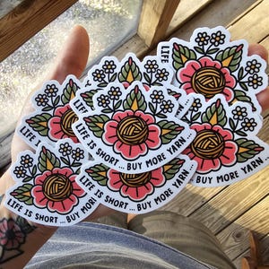 Adesivo in vinile per tatuaggi "La vita è breve" Acquista più filati, regalo per uncinetto, fibra per uncinetto e maglia, vita da magliaio e uncinetto, regalo di Natale