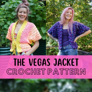 Puede incluir: Dos mujeres con chaquetas de ganchillo. La chaqueta de la izquierda es rosa, amarilla y blanca. La chaqueta de la derecha es azul y morada. El texto "THE VEGAS JACKET CROCHET PATTERN" se muestra sobre un fondo rosa.