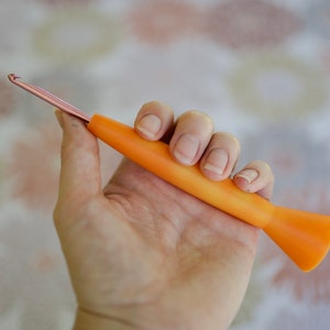 4.5mm Color Change Orange to Yellow, Ergonomic Crochet Hook, 3D Printed Hybrid Hook, Susan Bates Metal Hook, Gift for crocheter