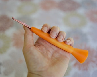 4.5mm Color Change Orange to Yellow, Ergonomic Crochet Hook, 3D Printed Hybrid Hook, Susan Bates Metal Hook, Gift for crocheter