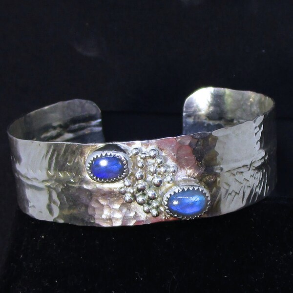 Bracelet argent sterling 925, pierre semi précieuse, manchette large argent, labradorites bleues. Martelé. Fait main. Création exclusive.