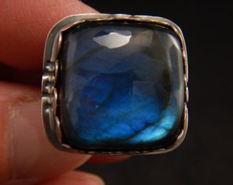 Square ring in sterling silver, blue labradorite, semi-precious gemstone, patinated. Jewel, exclusivity. Completely handmade.