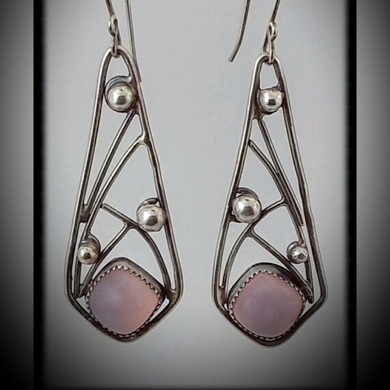 Silver earring sterling (925) patinated, adorned with a pink calcedoine.