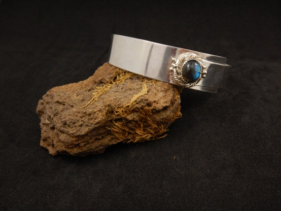 Silver bracelet 925 entirely handmade, adorned with a blue labradorite