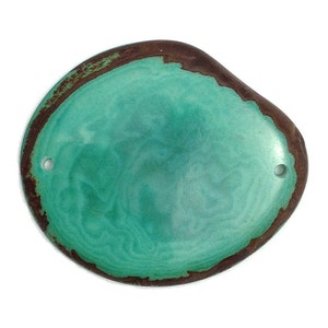 Taguascheibe mitteldick hellgrün zwei Löcher 35-48mm 1 Stück flache Perle 