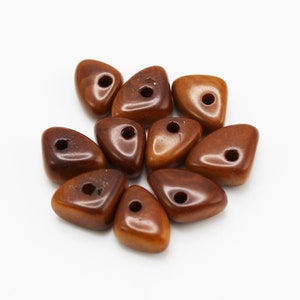 Tagua Dreiecke braun 10 Stück 8mm unregelmäßige Tagua Perlen eckige Spacer braune Natur Perlen kleine statement Steine für Armbänder