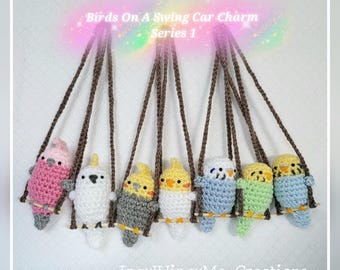 Può includere: Sette ornamenti a forma di uccellino all'uncinetto appesi a altalene di filo marrone, con le scritte Birds On A Swing Car Charm Series 1 e IncyWincyMe Creations. Gli uccelli sono rosa, bianchi, grigi, gialli, blu, verde chiaro e blu-gialli.