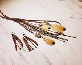 Collar Largo con Gamuza Marrón, Plumas, Piedras, Cadena de Latón Antiguo y Cuentas acentuadas con Balas Calibre 22 con Aretes a juego.