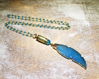 Collar de carcasa de bala de latón Sig 357 con colgante de pluma de ágata tetulada azul tallado en una cadena de cuentas chapadas en oro de 24k con perlas de apatita de neón