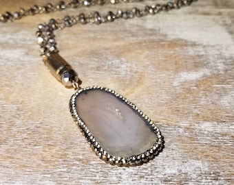 Collar de carcasa de bala Sig 357 con colgante de piedra genuina y cadena con cuentas