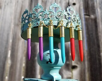 Pendientes de carcasa de bala calibre .22 Spike - Elija carcasa de latón o níquel y color de cuentas